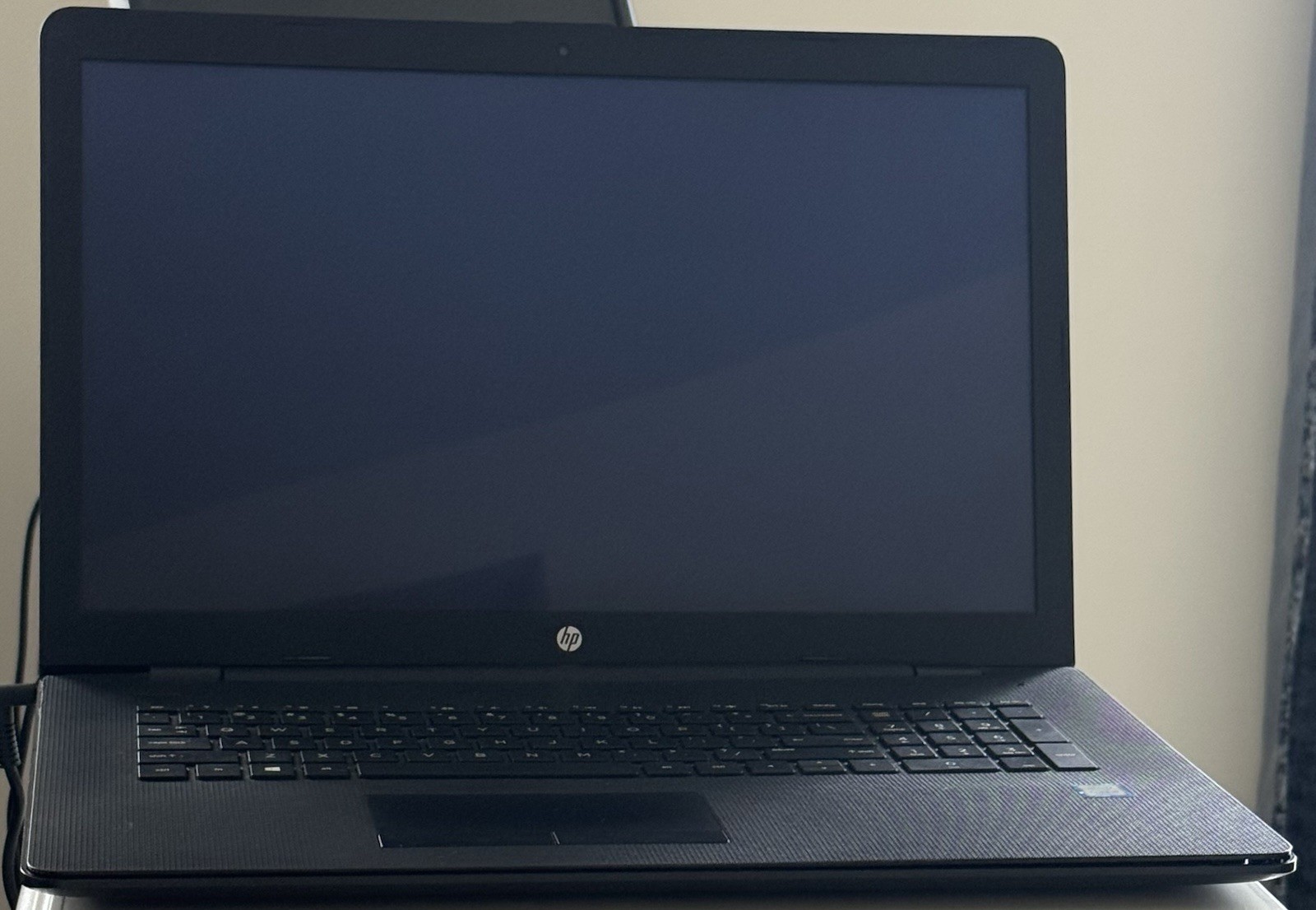 17.3″ HP PAVILION 17-BS049DX INTEL CORE i5-7200U 2.50GHZ No DDR, HHD, Adapter