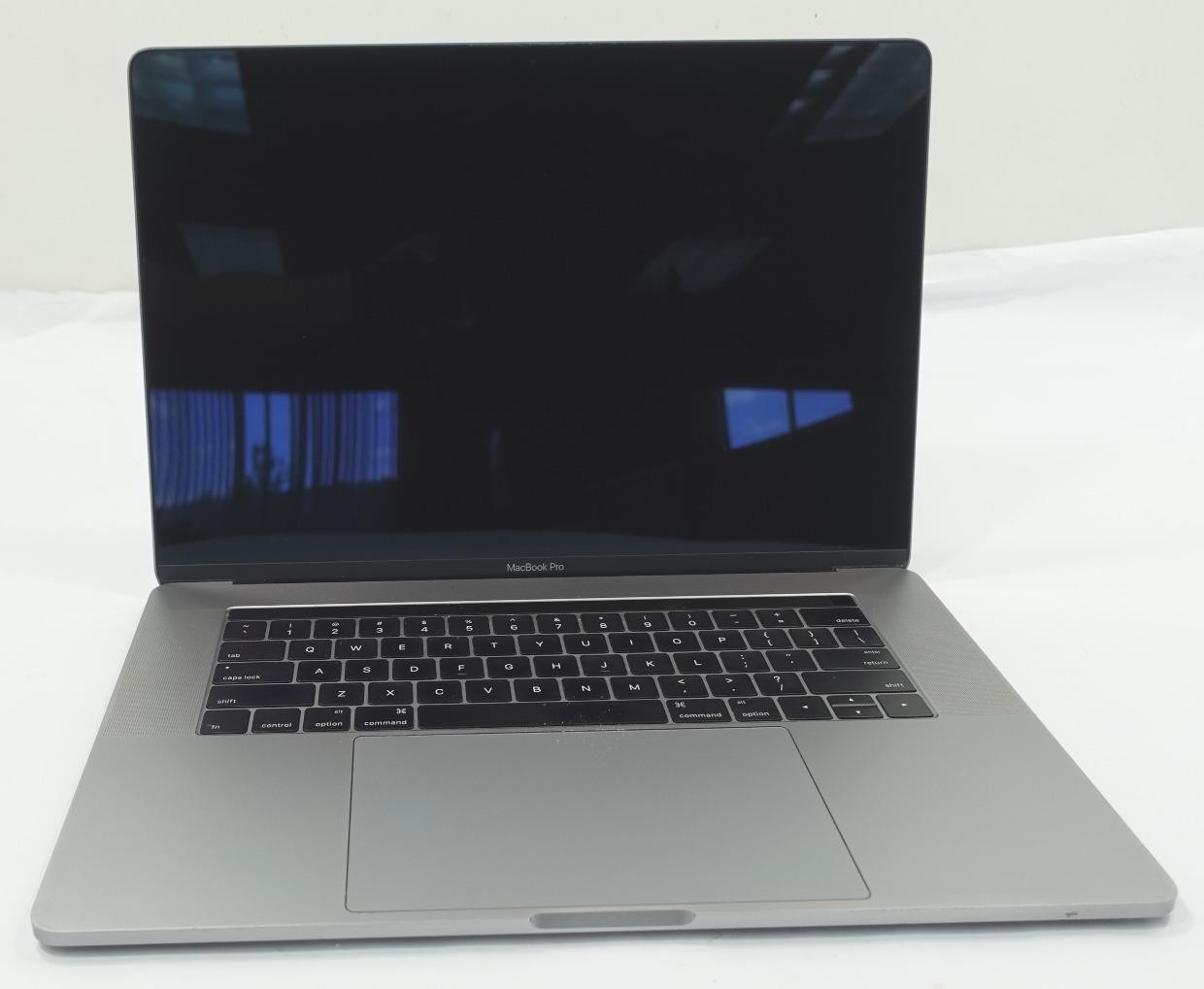 Apple MacBook Pro 2016 A1707 15.4″ Retina i7-6700HQ 16GB 256GB SSD Laptop