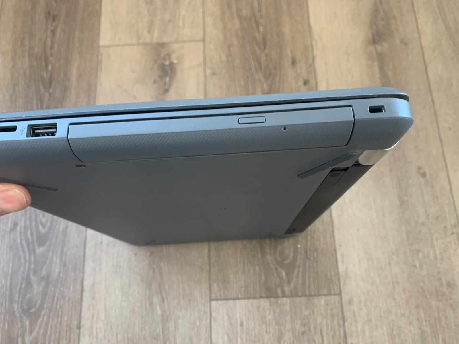 HP 15-bs033cl 15.6″ Touchscreen intel Core i3-7100U 2.40GHz 8GB RAM 1TB Win 10