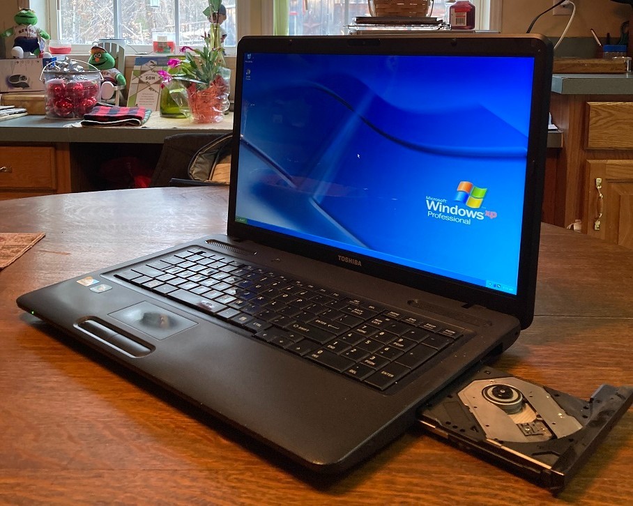 Clean 15.6″ Toshiba C655 Laptop Windows 7 Pro 2.2ghz 8gb 250gb DVDRW