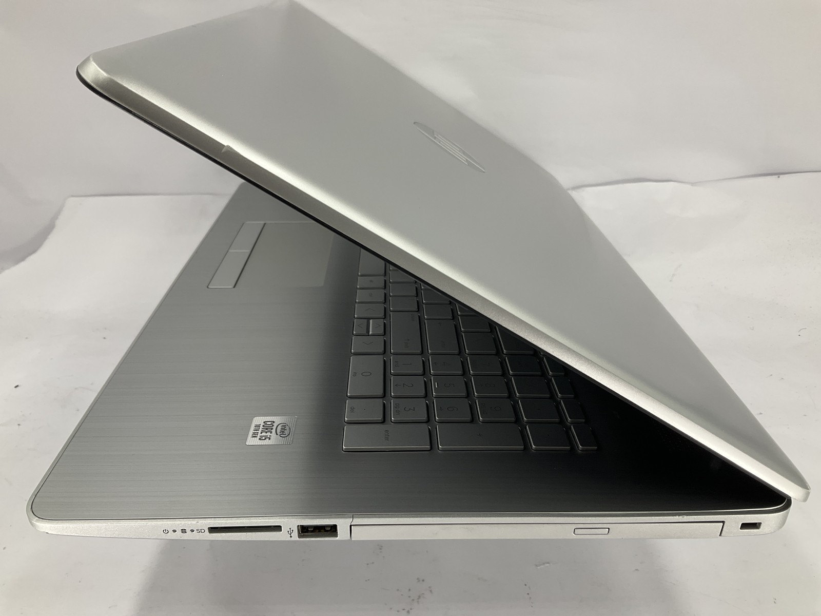 HP 17-by3053cl 17.3″ Core i5-1035G1 500GB 16GB B Win 11 Pro