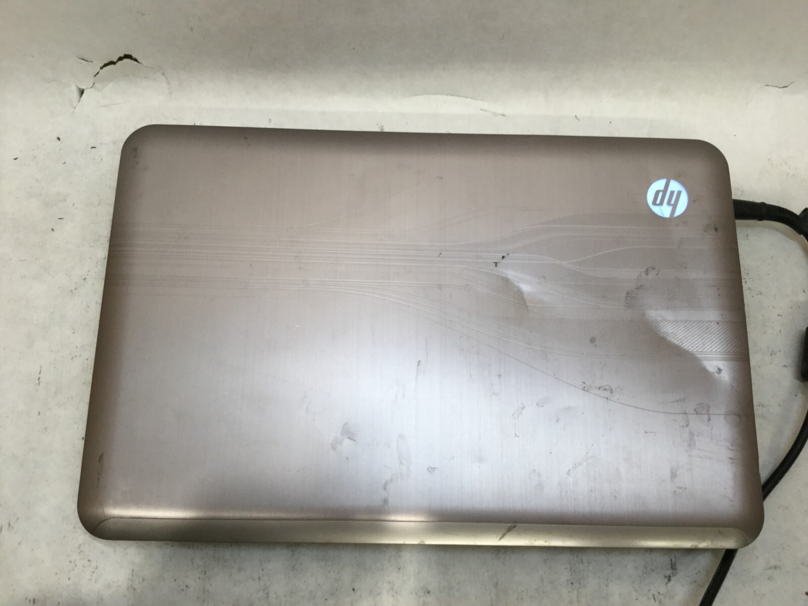 HP dv6-3225dx / Intel Core i3 UNKNOWN SPECS / (CRACKED/MISSING PARTS!) -MR