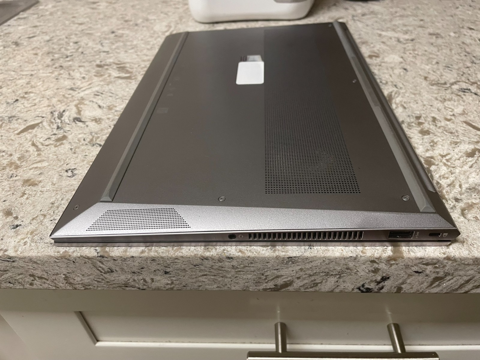 HP ZBook Studio G7 15.6″ (i7-10850H 2.70GHz – 32GB RAM – 512GB SSD – Win11pro