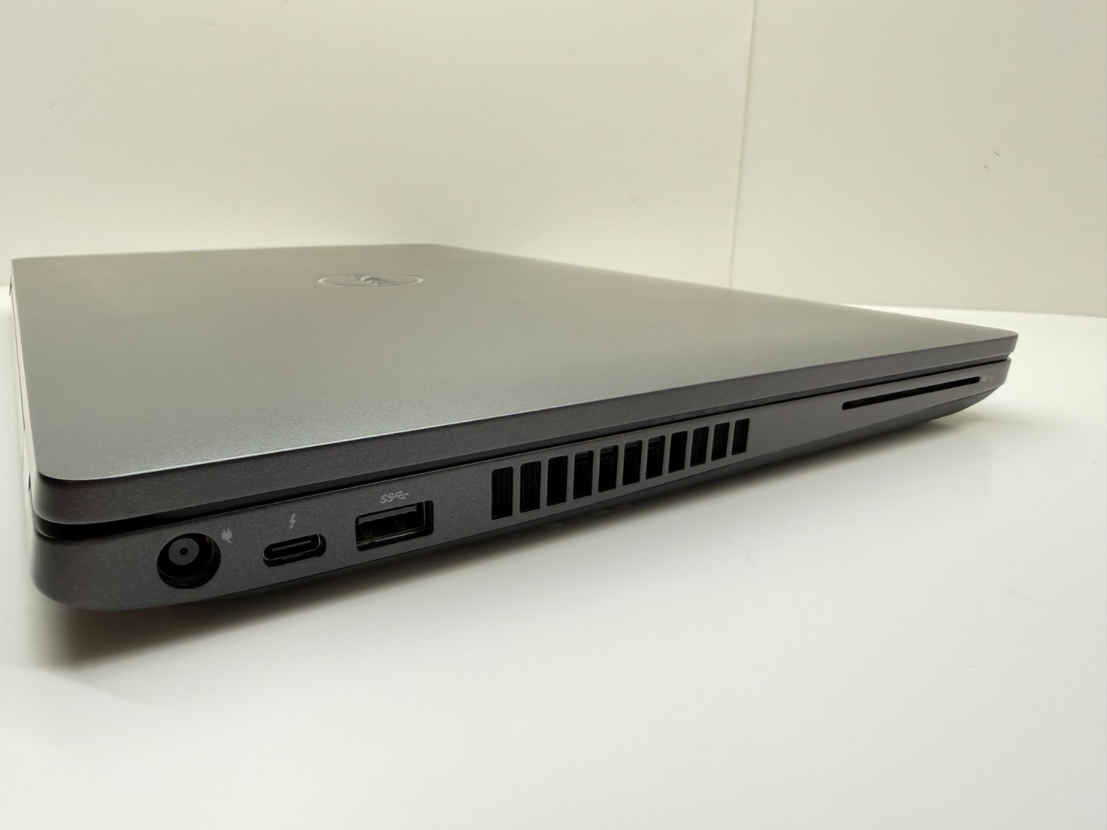 Dell Latitude 5501 15.6″ FHD i5-9400H 8GB RAM 256GB M.2 NVME SSD Win 11 Pro W/AC