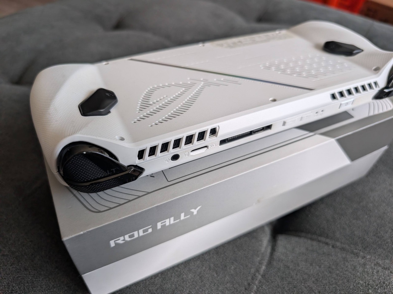 Asus ROG Ally 7″ AMD Ryzen Z1 Extreme 16GB RAM 512GB White RC71L