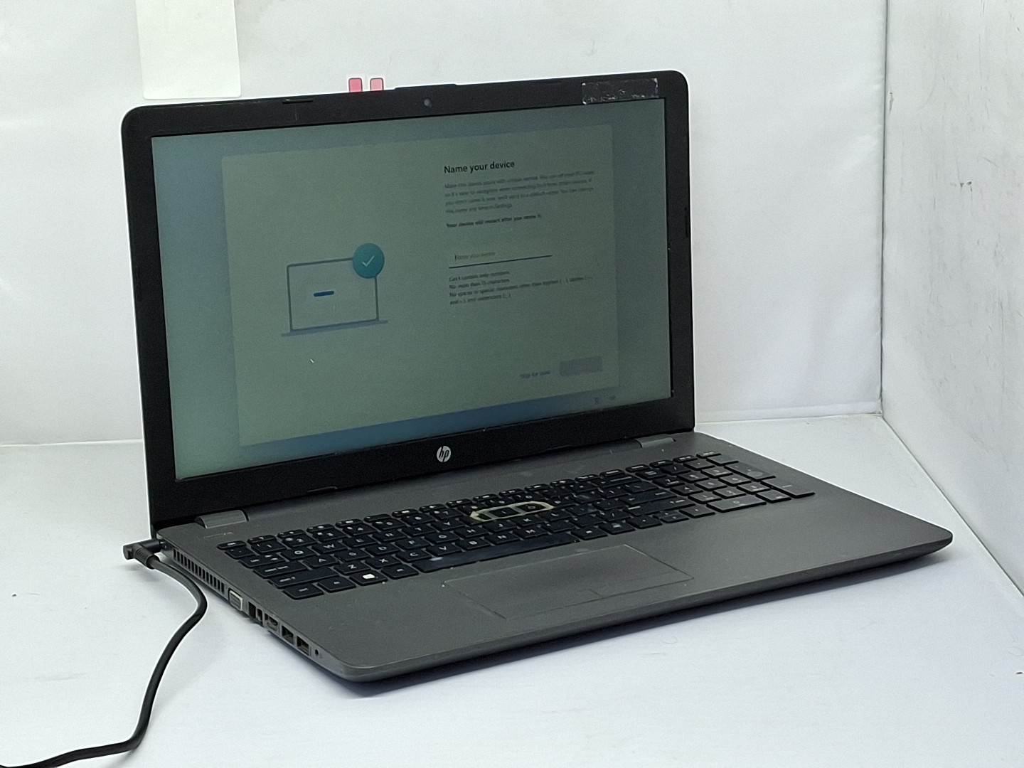 HP 250 G6 – i5-7200U – 8GB, 256GB, Windows 11 – bad key, loose hinge