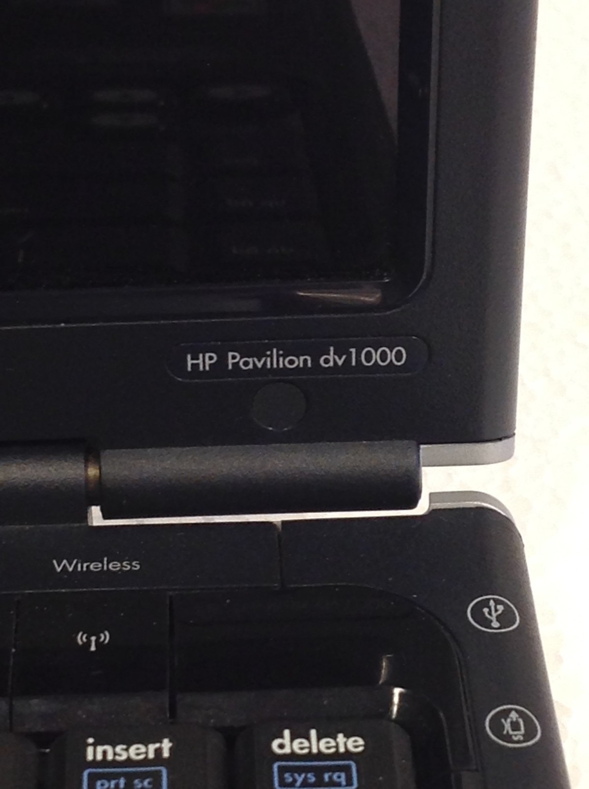 HP Pavilion DV1000 Pentium M 1.50GHz 14″ Laptop w/2GB RAM, DVDRW, Adapter, No HD