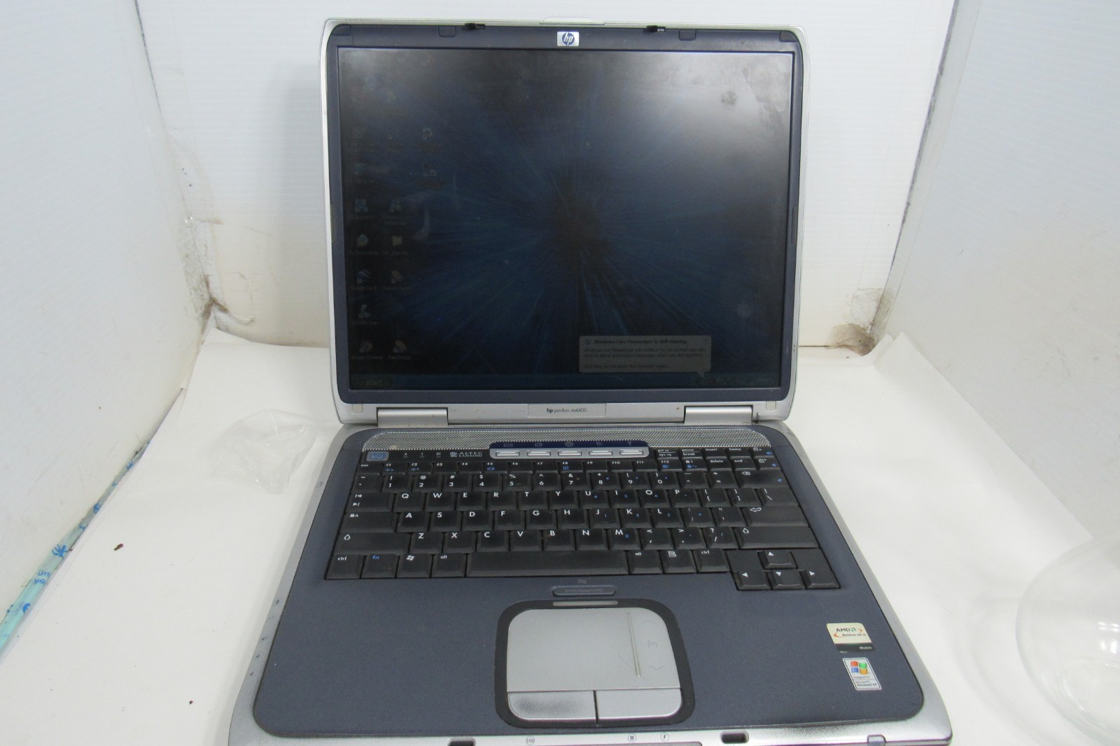 HP Laptop Pavillion ZE4400 Powers On WIndows XP Includes Power Cable