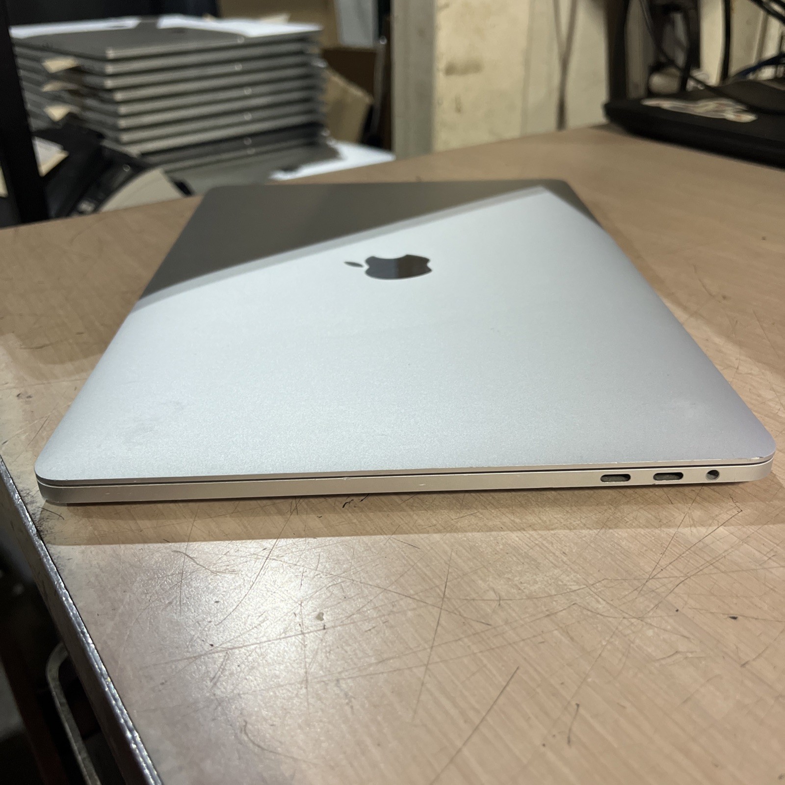 APPLE MACBOOK PRO 13″ TOUCH/MID-2017 CORE I5-7267U 3.1GHZ 8GB RAM 256SSD .