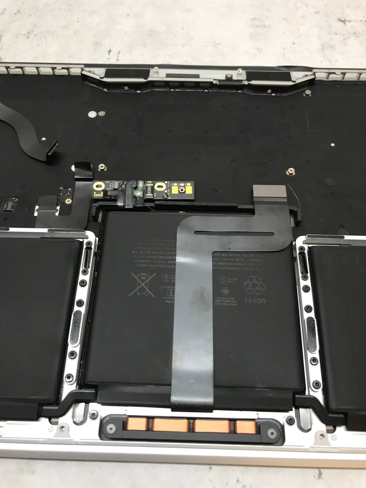 Apple MacBook Pro Touch/201 A1989 Palmrest NO MOTHERBOARD For Parts/Repair – -DW