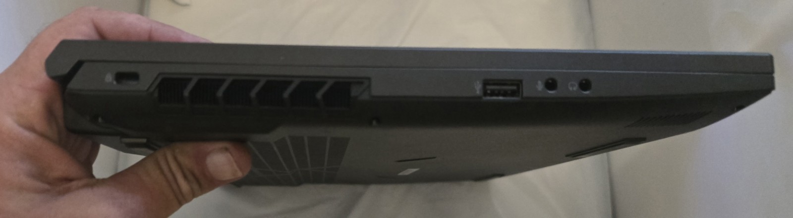 Eluktronics RP15 G2 RTX4060 Ryzen 7 7840HS 64G BDDR5, 2TB Gaming Laptop G01