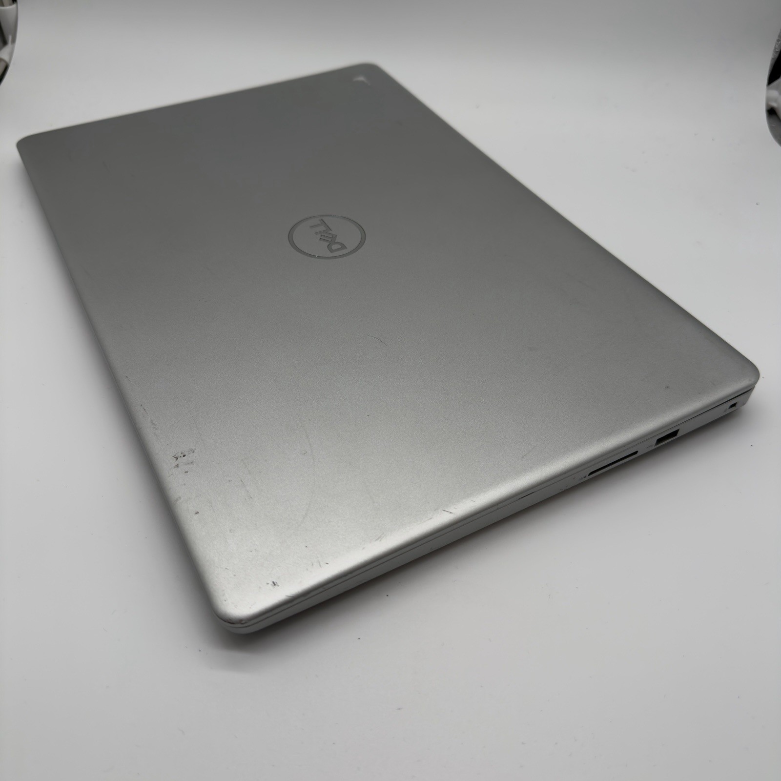 Dell Inspiron 15 5000 15.6” UHD 1080p i5-10th L25