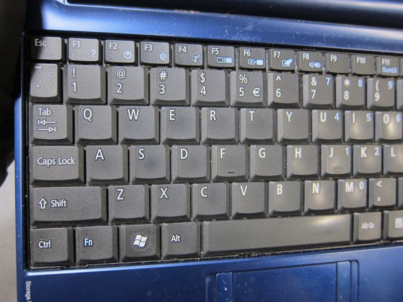 Acer Aspire One Series Model ZG5 Blue Notebook w/ Charger -WORKS WHEN PLUGGED IN
