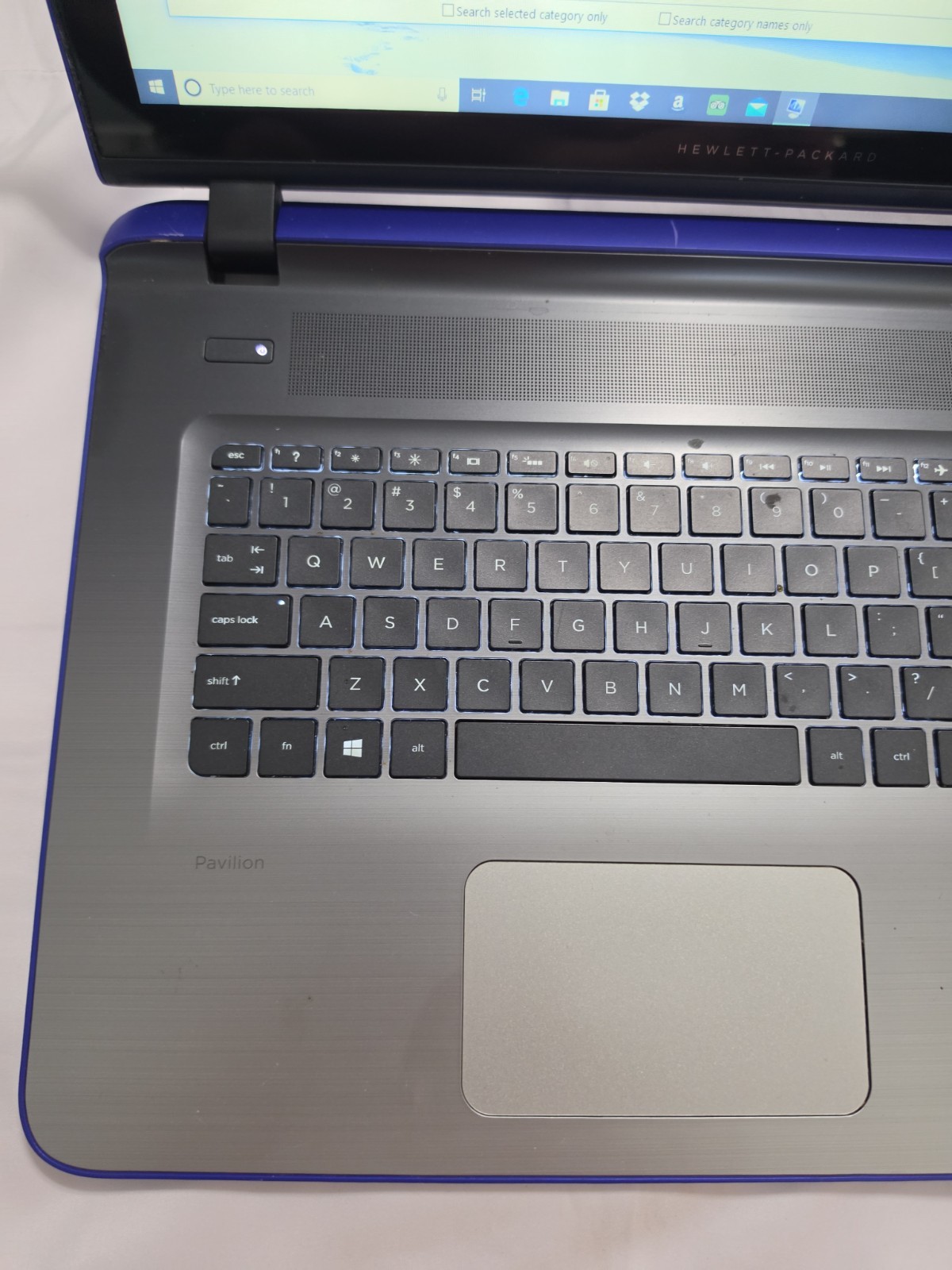 Hp Pavilion 17 Notebook Intel Core i3 6th Gen, 1tb HD, 8 Gb Ram.