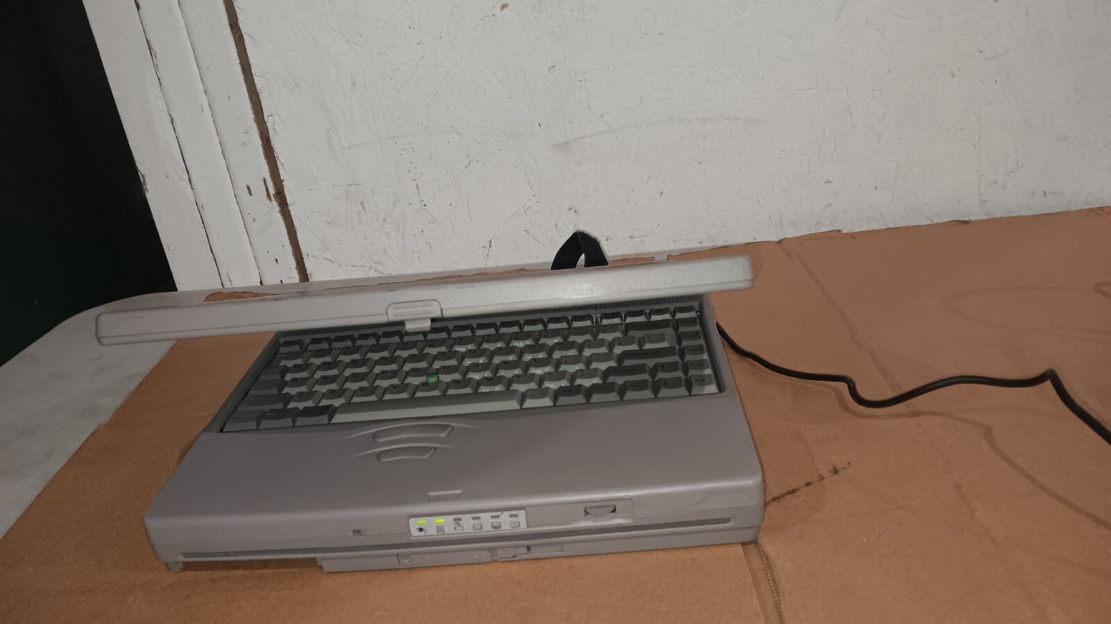 Vintage Retro Toshiba Tecra 780CDM Laptop Intel P2 @ 266 MHz 13.3″ LCD Screen CD