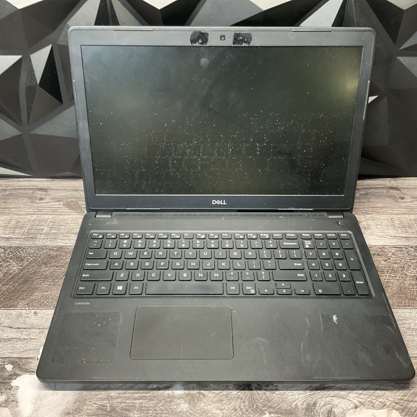 Dell Latitude 3580 / No POST / Broken Screen / No RAM / No SSD / C5
