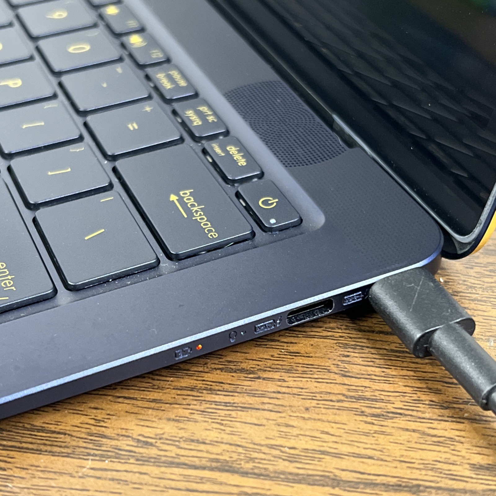 ASUS ZENBOOK UX490U I7 8GB RAM (POWERS ON, NO IMAGE) NO SSD – FOR PARTS/REPAIR