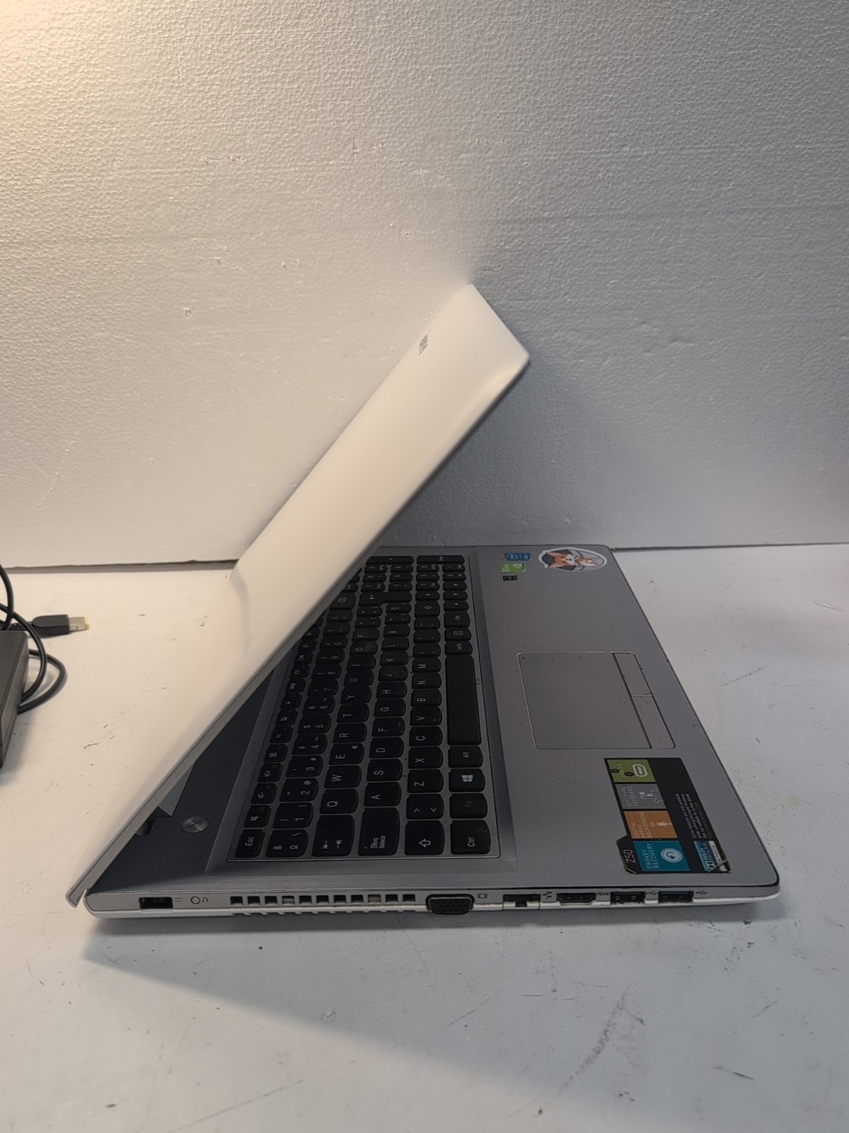 🔥 (AS IS, HINGE ISSUE) Lenovo Z50-70 15.6″ LAPTOP i7-4510U /4GB RAM/NO SSD –