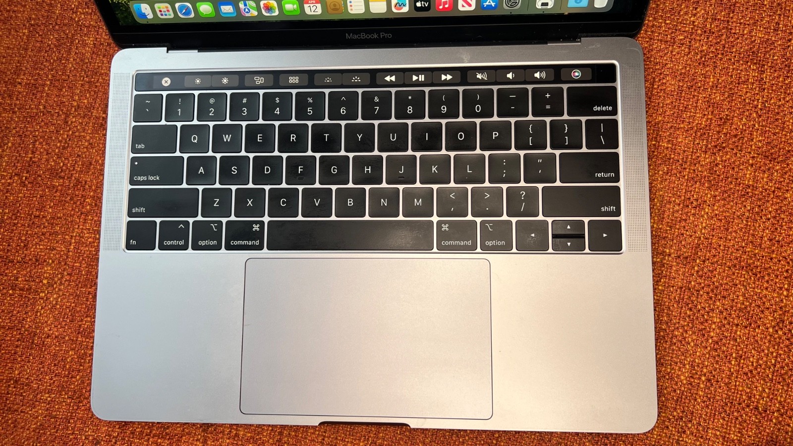 APPLE MacBook Pro 2018 Core i7 2.7 13″ 16GB RAM 2TB A1989 170 Battery Cycles!