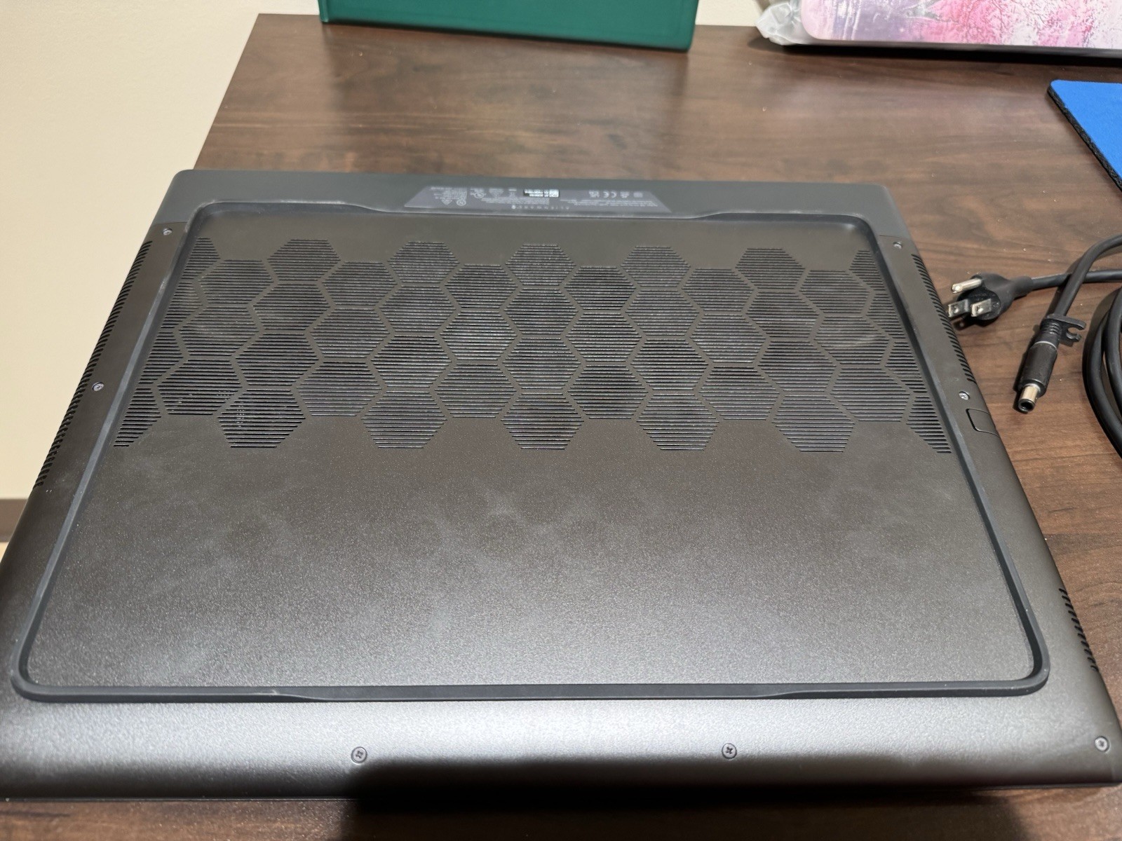 Alienware m18 R2 18in i9-14900HX 32GB 1TB SSD RTX 4080 Win11 Black