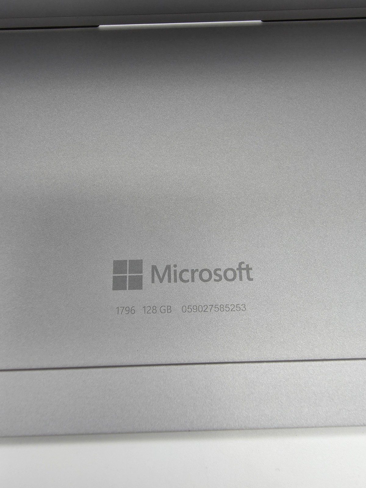 Microsoft Surface Pro (128GB, i5 7th Gen., 4GB)Laptop/Tablet – Silver – 1796