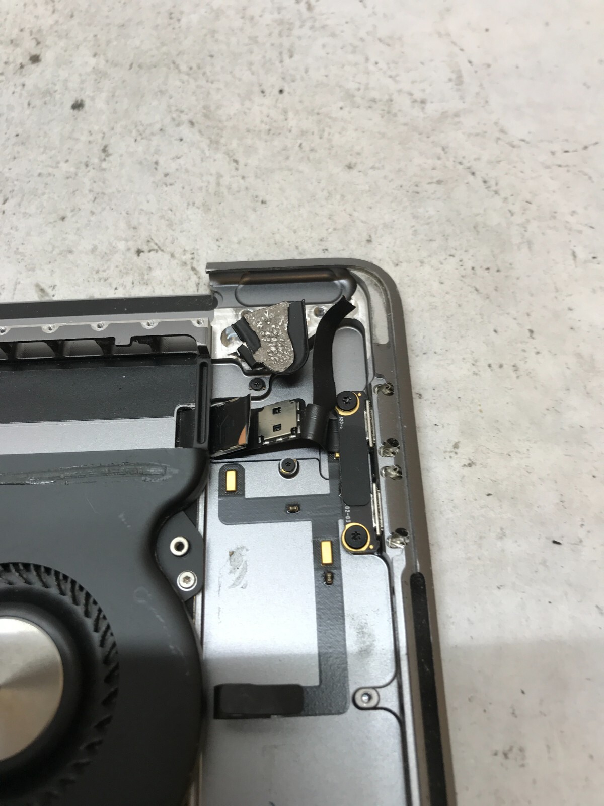 Apple MacBook Pro Touch/2018 A1990 Palmrest NO MOTHERBOARD For Parts/Repair- -DW