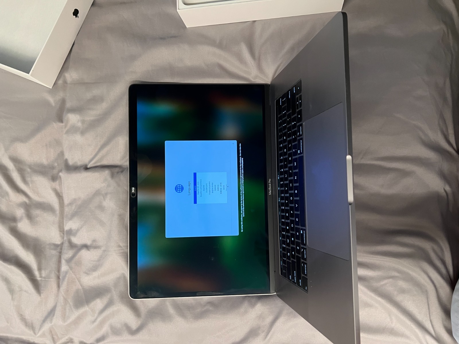 MacBook Pro 15 Space Gray 2018 2.6GHz i9 32GB 1TB Radeon Pro 560X (Case & Box)