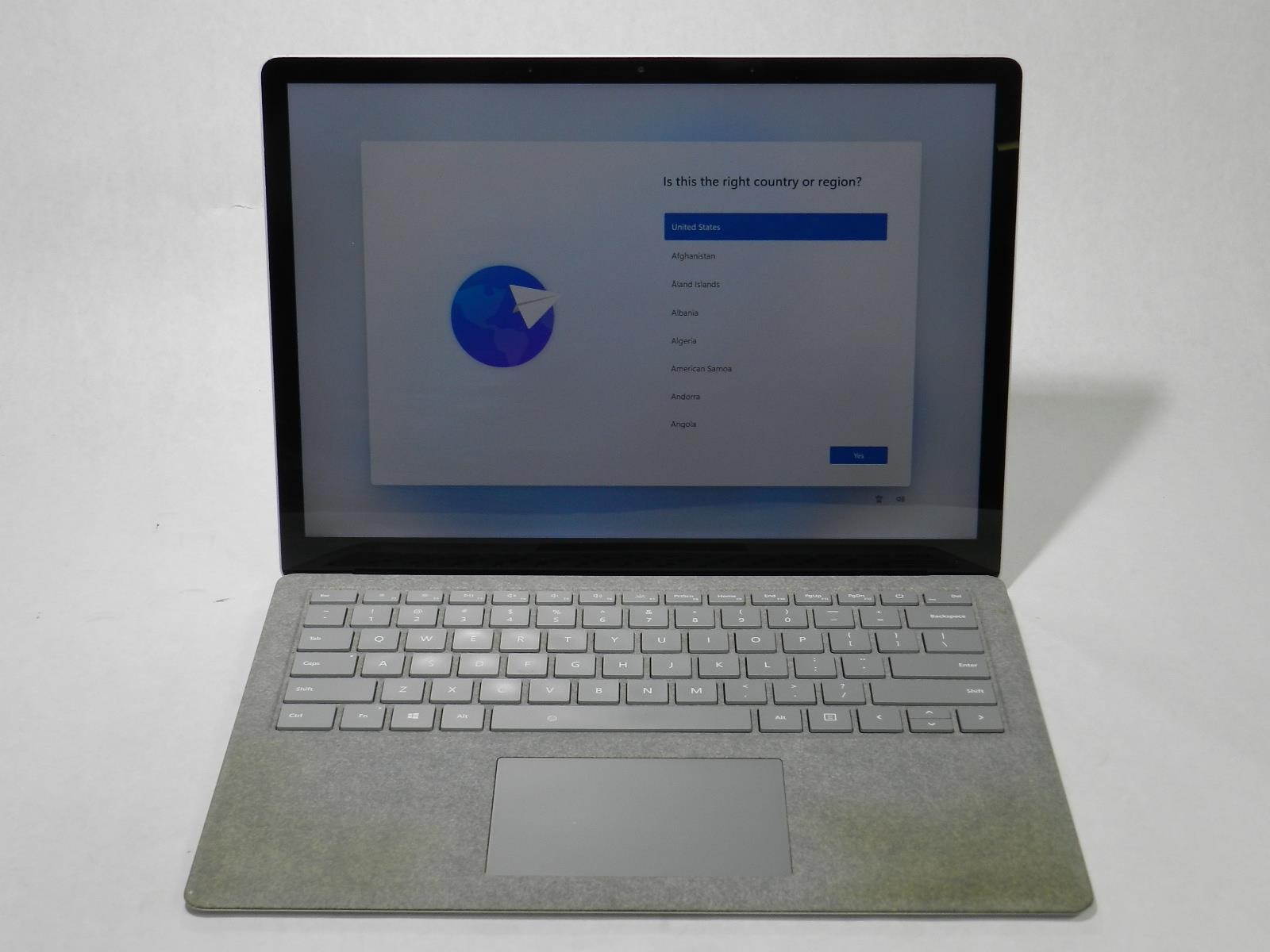 MICROSOFT SURFACE LAPTOP 2 | i5-8350U | 128GB SSD | 8GB | BH: 88% | w/ Dock 1