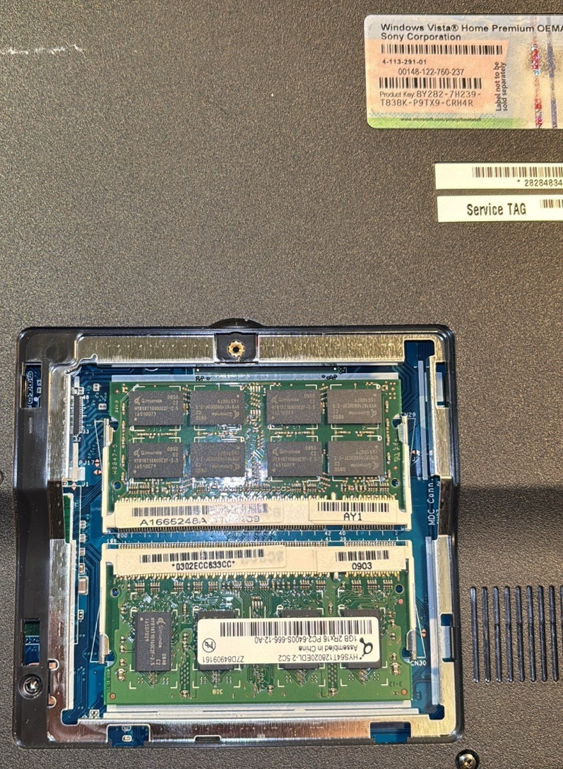Sony VAIO PCG-7154L 3GB RAM Boots to Ubuntu. No battery.