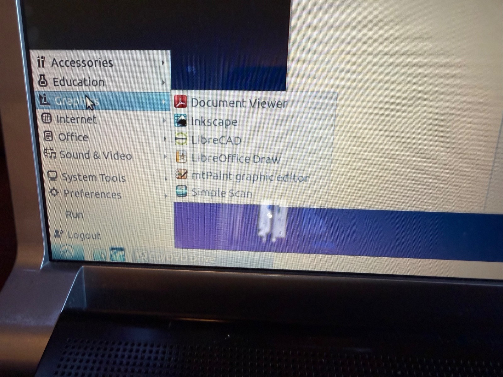 DELL STUDIO 17 – laptop running Ubuntu 320gb hard drive Core 2 duo