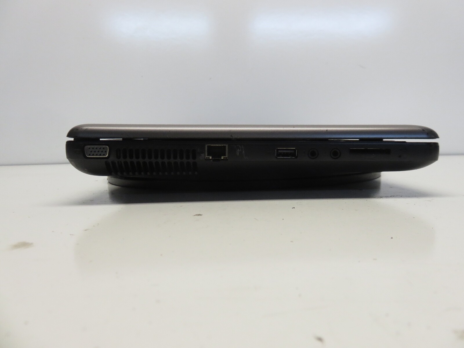 HP 2000 Notebook PC AMD E-300 1.3 GHz 2 GB NO HDD No Batt
