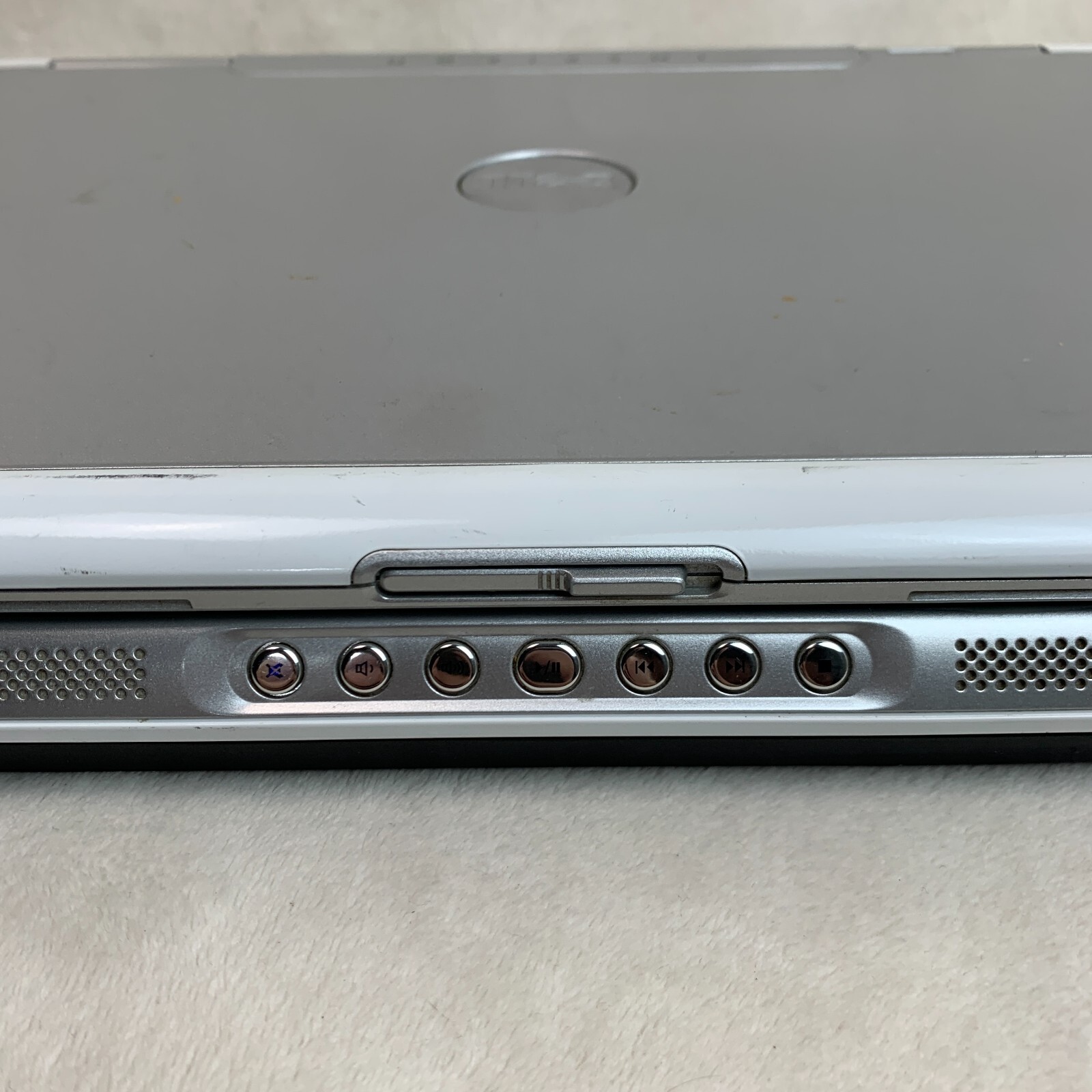 Dell Inspiron 9300 17″ Laptop Pentium M 2.0GHz 1GB RAM 100GB HDD XP (FOR PARTS)