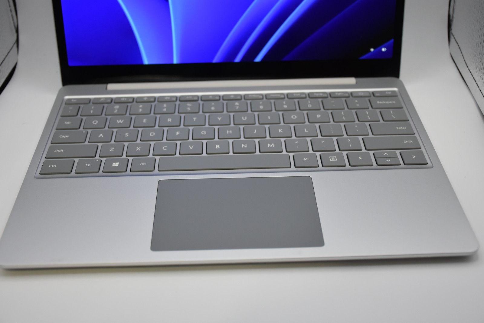 Microsoft Surface Laptop Go 12.4″ i5-1035G1 16GB RAM 256GB SSD Windows 11