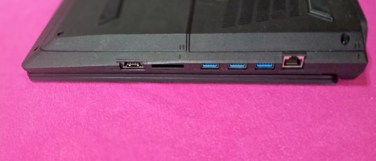 Sager Clevo P770ZM NP9772 Xeon E3-1271 3.6-4.0Ghz 16GB 512GB NVIDIA M4000M AX200