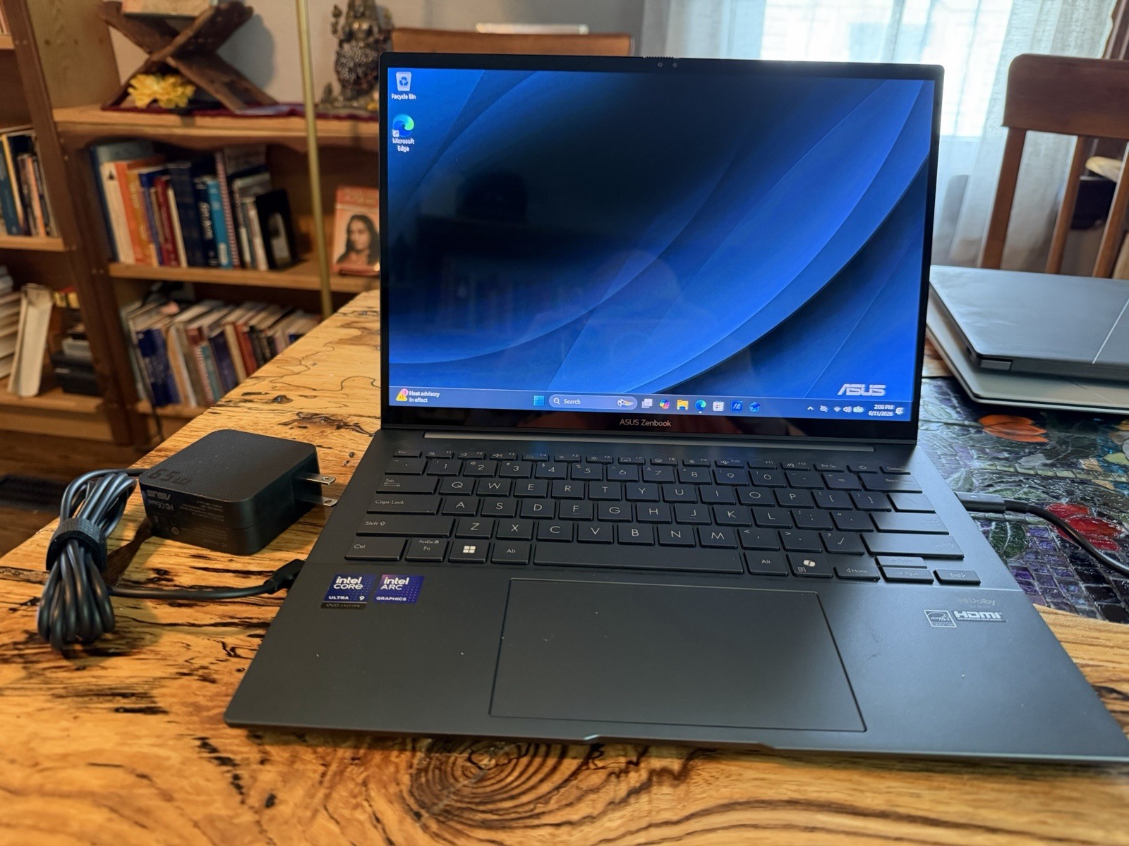 ASUS Zenbook 14 14″ 2K OLED Touch Intel Core Ultra 9 285H 32GB 1TB 9.9/10