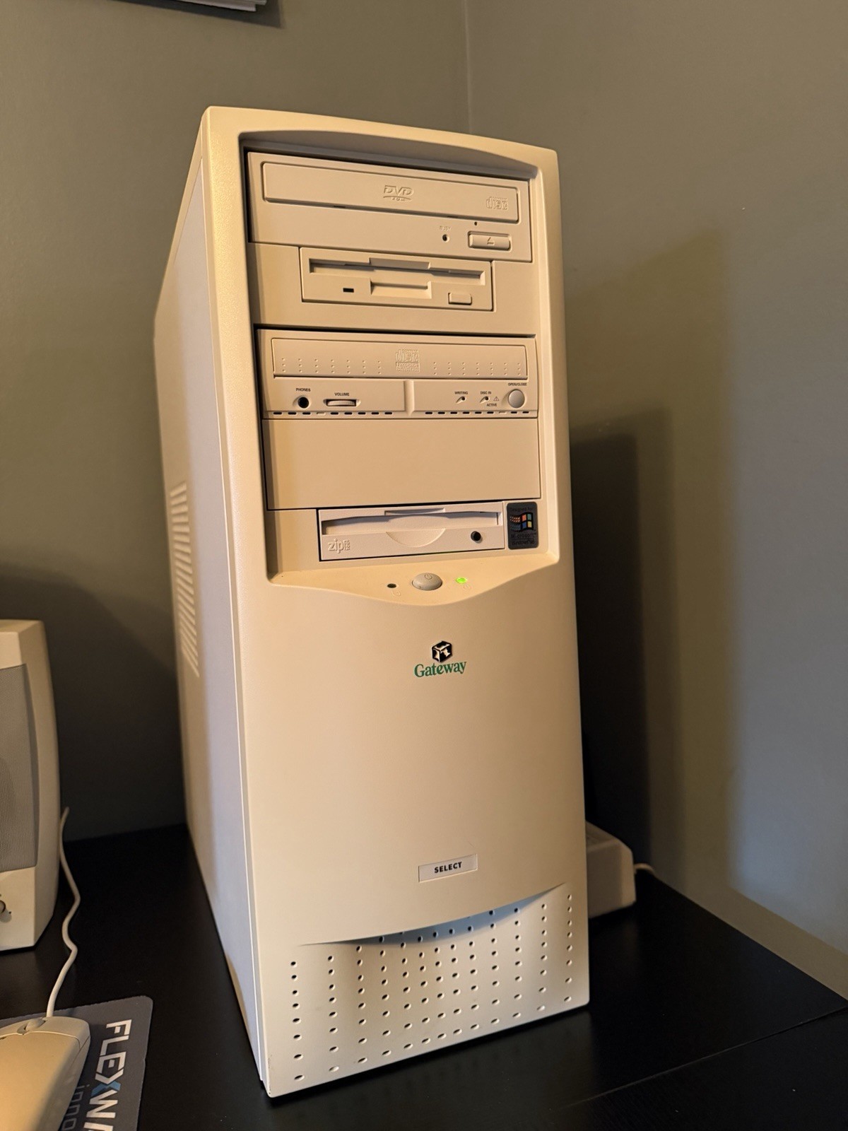 Gateway Select Windows 98, 512MB, AMD Athlon 650Mhz, 10GB and 40GB hard drives