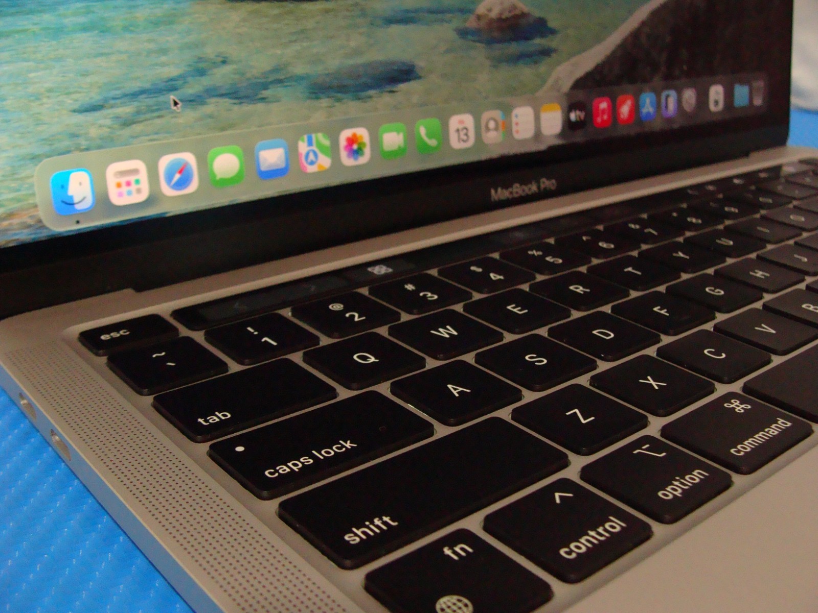 Apple MacBook Pro 13.3″ 2020 A2338 M1 8CPU/8GPU 3.2GHz 16GB 1TB Tahoe +Charger