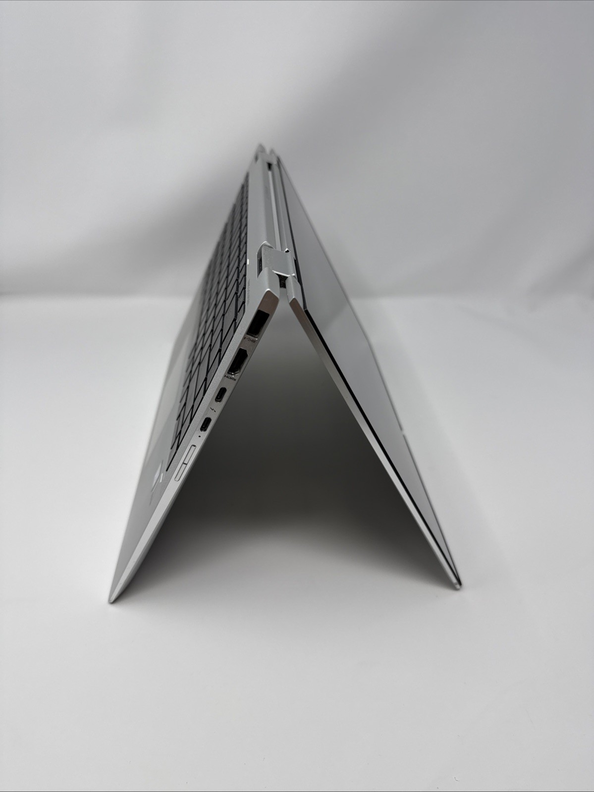 HP EliteBook x360 1040 G6 (Intel Core i5 8th Gen @ 1.60GHz, 8GB RAM, 256GB SSD)