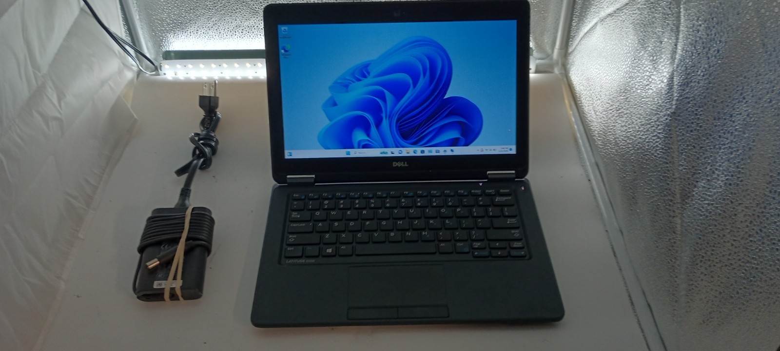 5221 LatitudeE7250 w/charger.i5-5300.8GB.256GB mSata SSD.12.5″.W11.Nice