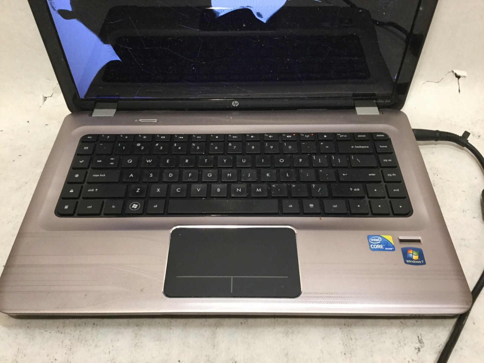 HP dv6-3225dx / Intel Core i3 UNKNOWN SPECS / (CRACKED/MISSING PARTS!) -MR