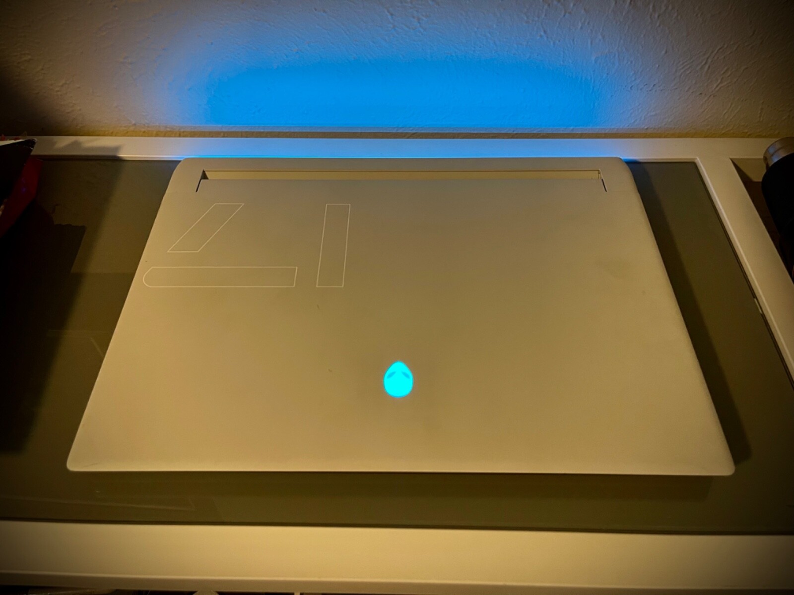 alienware x17 r1 3080 i7 LED backlit mouse pad built in camera cherry keyboard 
