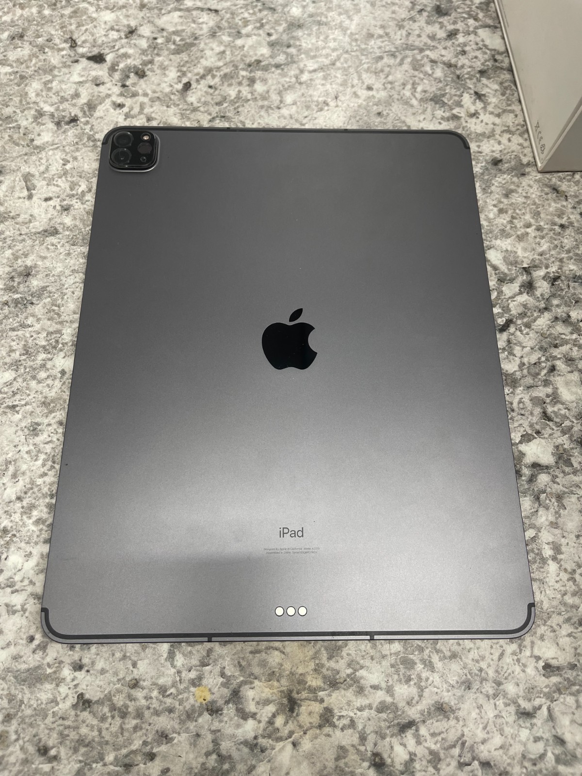 IPAD PRO 12.9- INCH 5TH GEN 256GB FOR PARTS!!!!!! READ DESCRIPTION