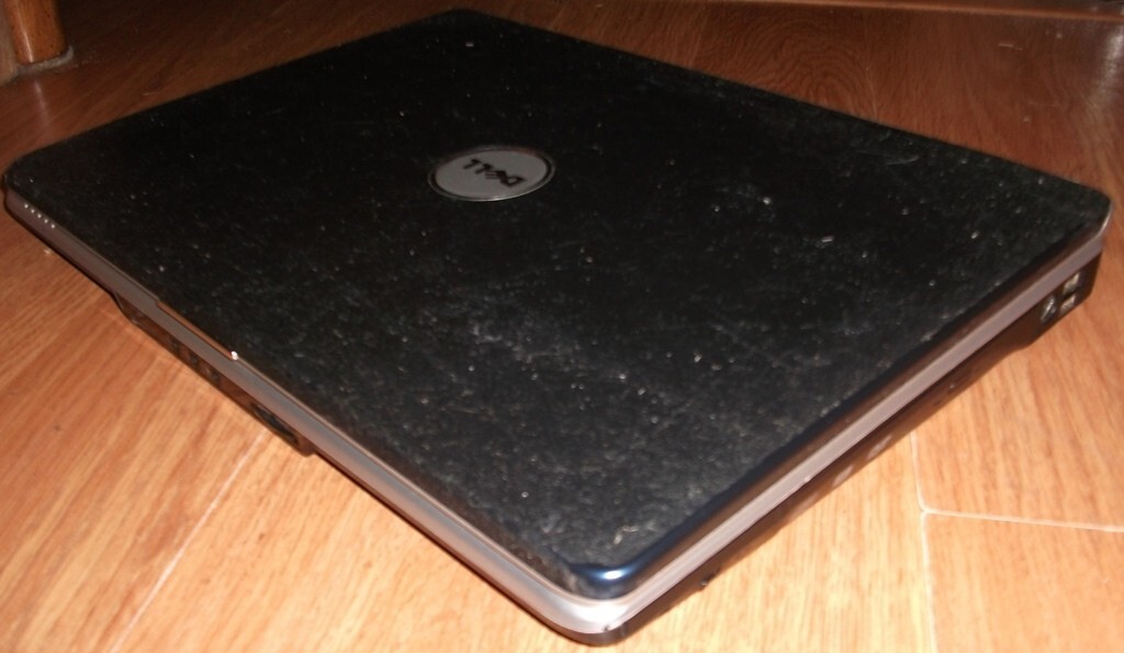 DELL Inspiron 1525 Laptop Boots To Windows 7; Comes with Charger; 2GB RAM, T3200