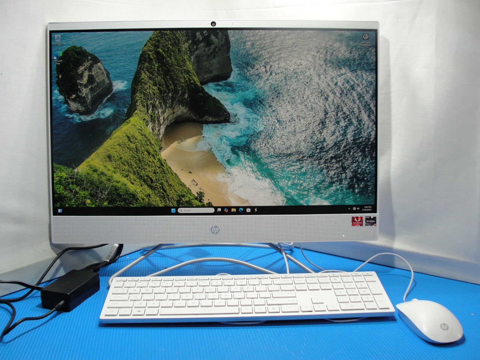 HP AIO 24-F1047C 24” TOUCH FHDAMD Ryzen 3 3200U 2.6GHz 8GB 1TB HDD + Charger