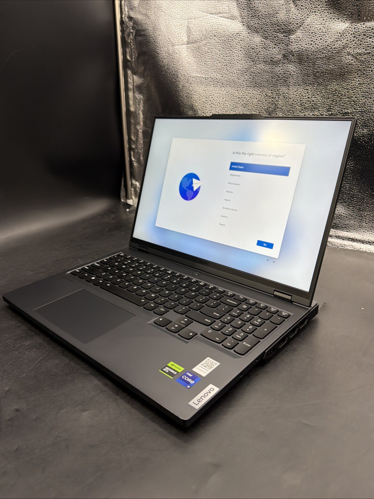 2024 Lenovo Legion Pro 7 16IRX8H 16″ (i9-13th @5.40GHz, 32GB RAM, 2TB SSD, 4090)