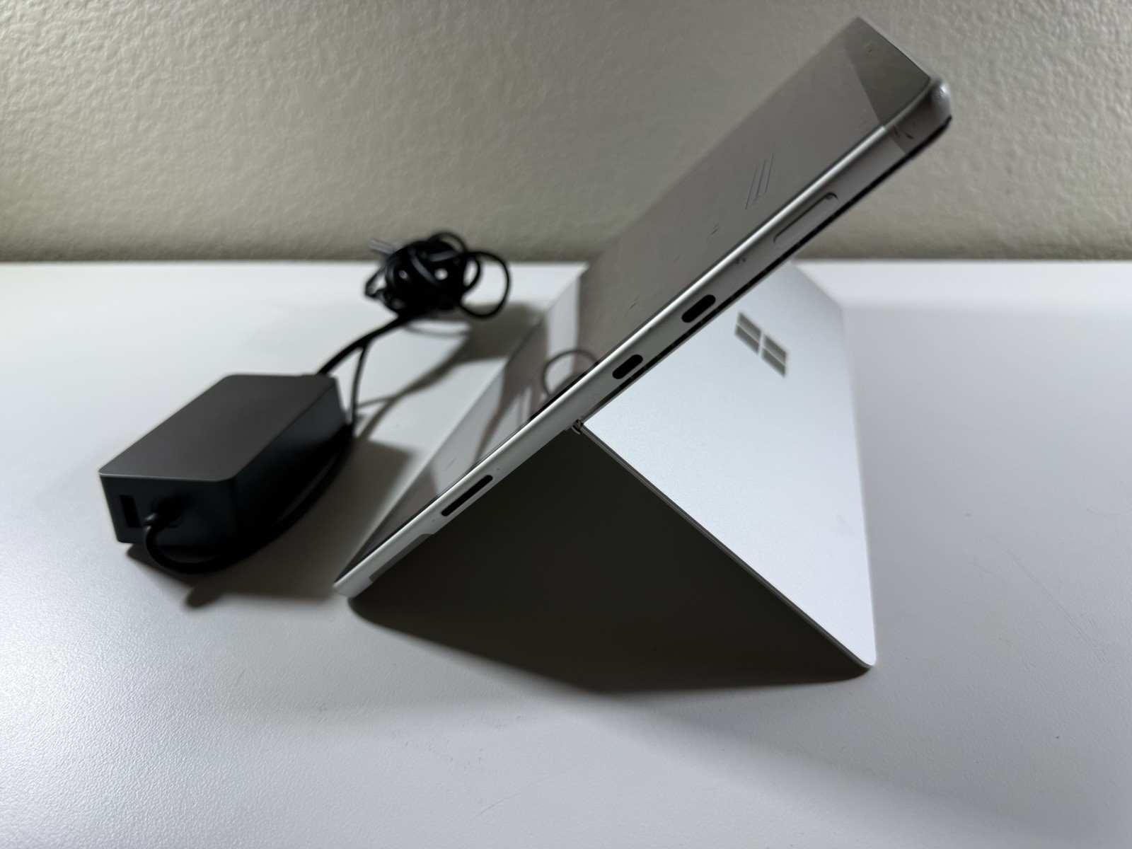 Microsoft Surface Pro 8 (1982) i5-1145G7 – 16GB RAM – 256GB 120Hz – Win 11 Pro