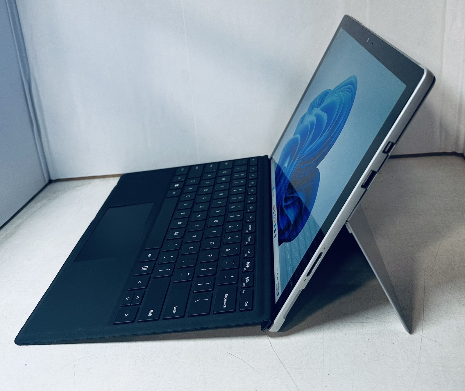 MICROSOFT SURFACE PRO (5TH GEN) 12.3″ Intel m3 7Y30 1.00GHz 4GB RAM 128GB SSD