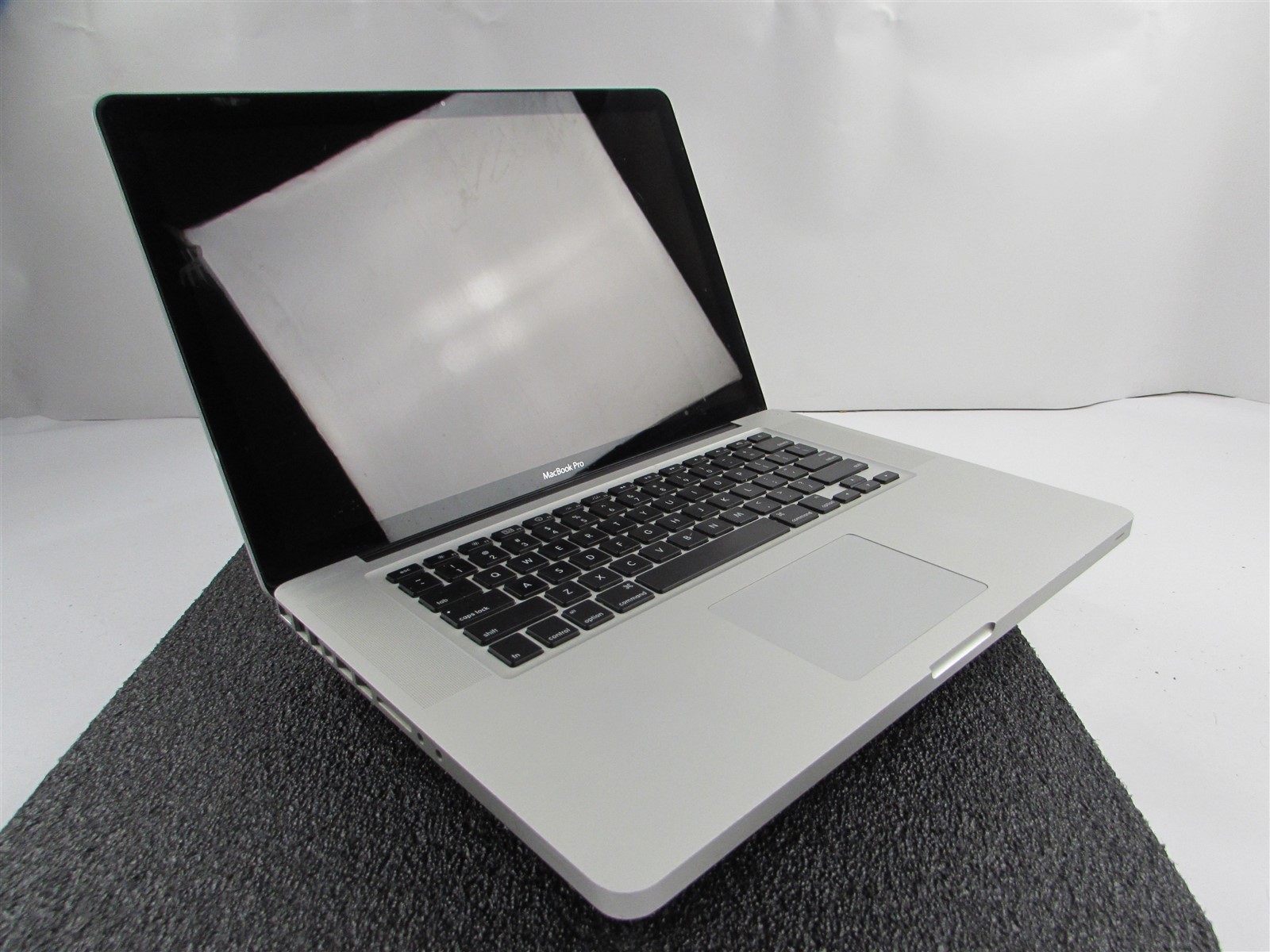 APPLE MACBOOK PRO A1286 CORE I5-520M NO HDD 4GB RAM NVIDIA GT 330M NO O.S/BATT