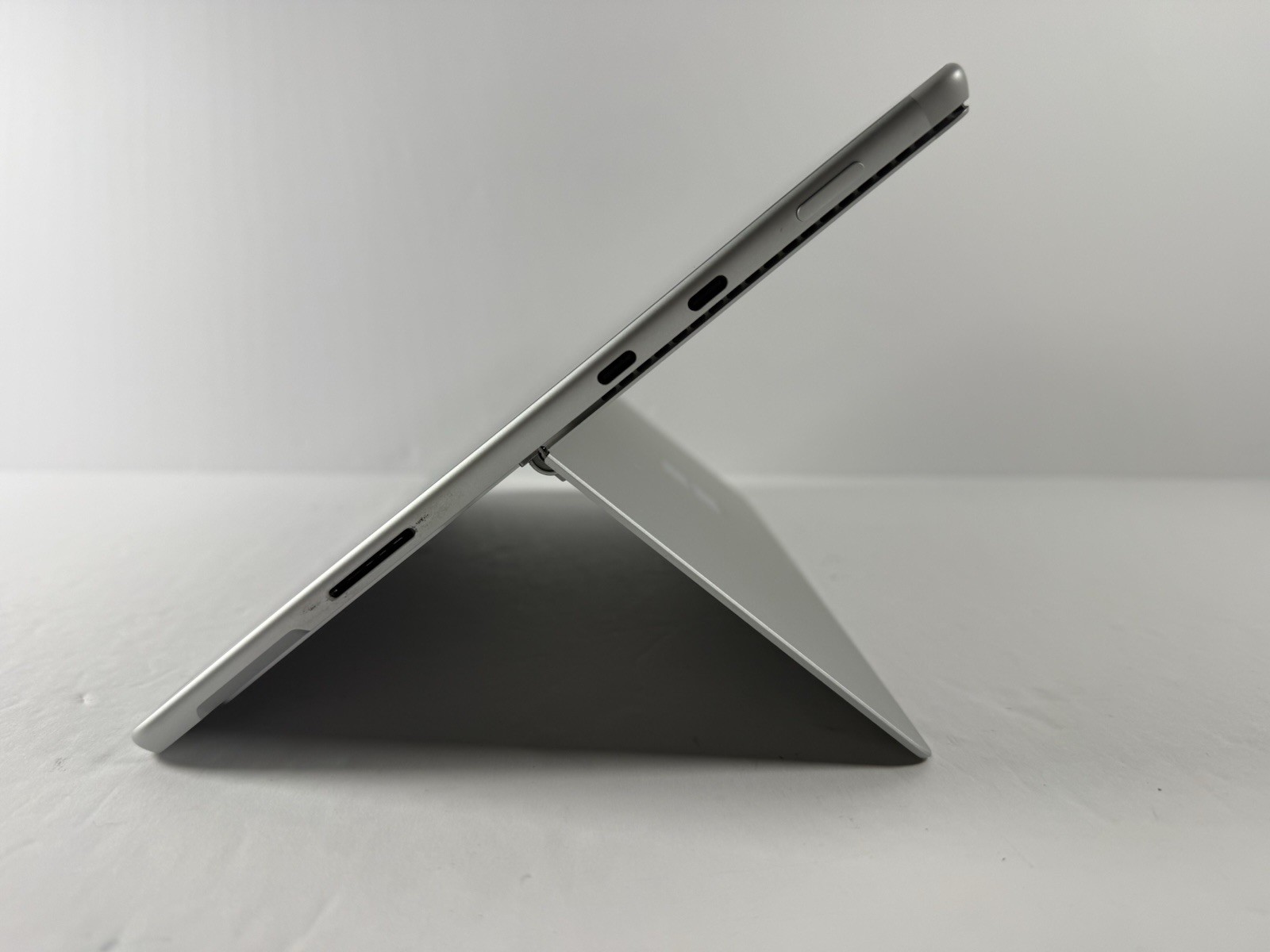 Microsoft Surface Pro 8 (1982) i5-1145G7 – 16GB RAM – 256GB 120Hz – Win 11 Pro