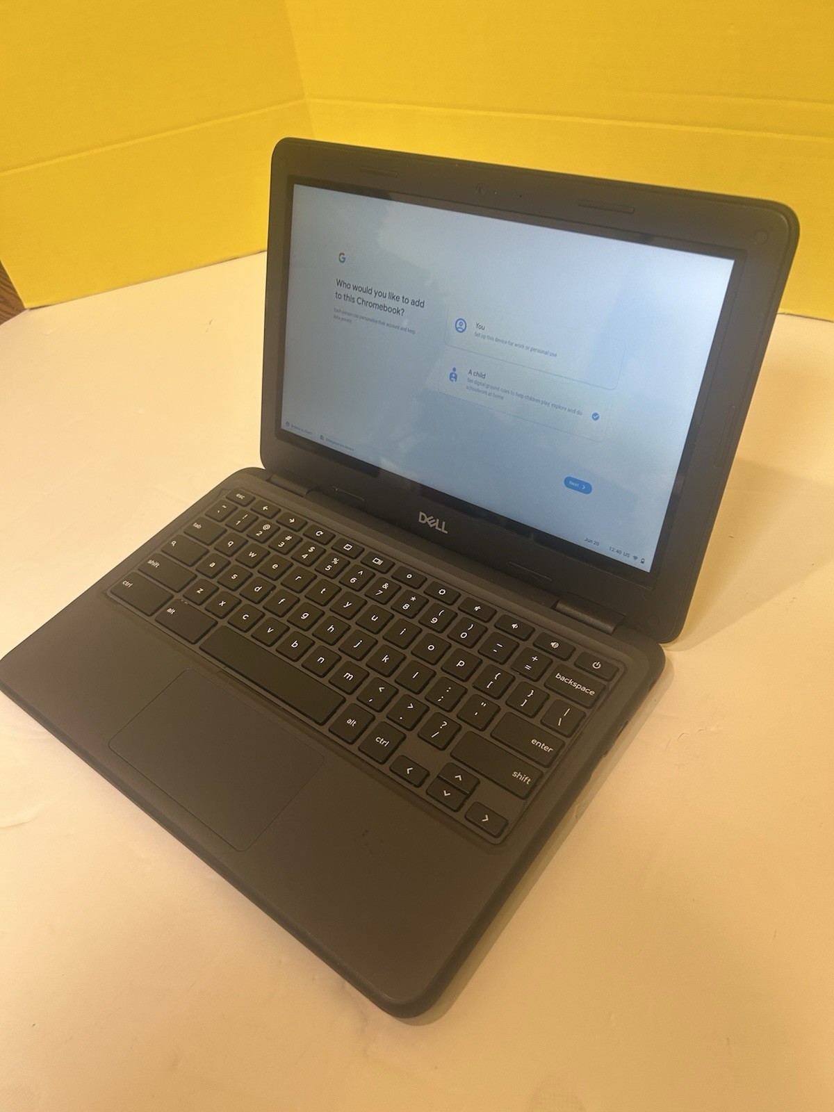 Dell Chromebook (11.6″,Celeron, 4GB RAM, 32GB, ChromeOS) touch Beezel detail